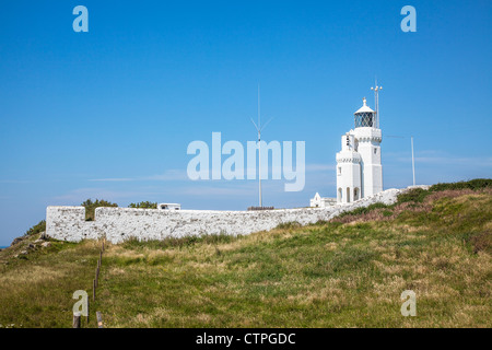 Leuchtturm am St Catherine Punkt, Isle Of Wight, Hampshire, England, Vereinigtes Königreich unter einem strahlend blauen Himmel Stockfoto