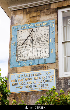 Sonnenuhr, die Kathedrale von Salisbury zu schließen, Wiltshire, beschriftete Leben aber A Walking Schatten auf Malmesbury House, von St Ann's Gate Stockfoto