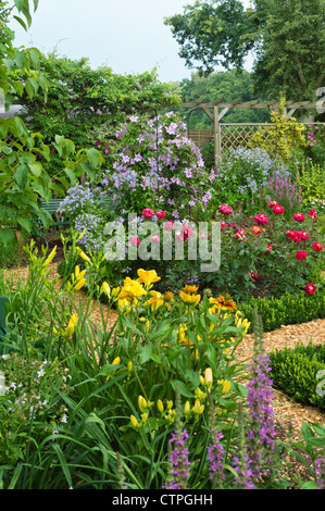 Tag Lily (hemerocallis), Rose (rosa) und Clematis (Clematis). Design: Marianne und Detlef lüdke Stockfoto