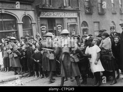 Britische Soldaten DUBLIN abschotten Teil der irischen Stadt, Suche nach versteckten Waffen am 21. Januar 1921 Stockfoto