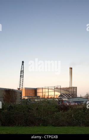 im frühen Morgenlicht komplexe industrielle Verbrennung Stockfoto