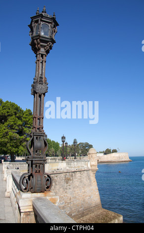 Von Cadiz, Spanien. Malerische Aussicht auf das Meer Wände an der Alameda de Apodaca. Stockfoto