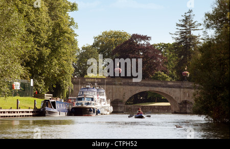 Friedliche Szene mit Booten auf der Themse mit Wallingford, Oxfordshire UK Stockfoto