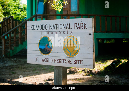 Ein Schild an der Ranger-Station auf Komodo Insel weist darauf hin, dass die Insel ein Weltkulturerbe und Nationalpark in Indonesi Stockfoto