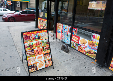 Makkah Pizza in Harlem in New York verkündet stolz 'No Ham auf meine Pan' auf seine Werbung Stockfoto