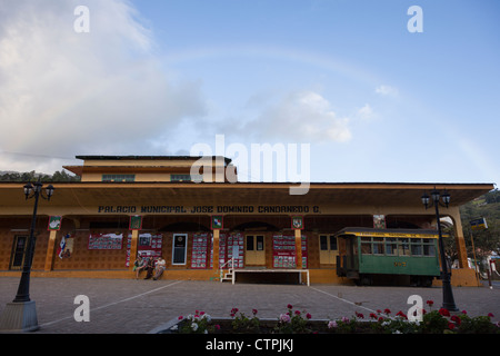 Regenbogen über dem Palacio Municipal in Boquete, Provinz Chiriqui, Panama. Stockfoto