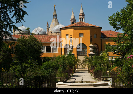 Der Botanische Garten in Padua, Italien, (Orto Botanico di Padova), gegründet 1545. Die Basilica di Sant'Antonio ist im Hintergrund Stockfoto