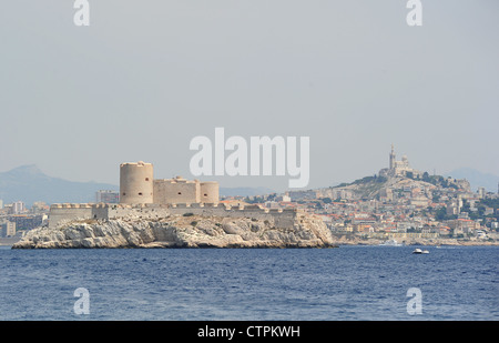 Blick auf das Chateau d auf einer Insel mit der Hafenstadt Marseille im Hintergrund, Frankreich. Stockfoto