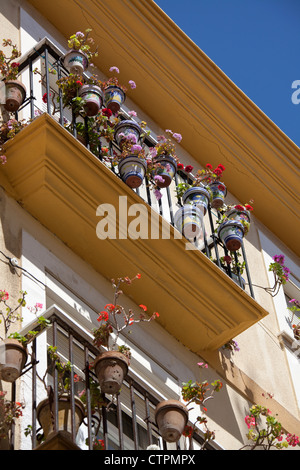 Von Cadiz, Spanien. Malerischen Fassade Hausansicht von bunten Balkonen in Altstadt von Cadiz. Stockfoto