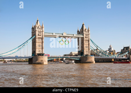 Tower Bridge, mit den Olympischen Ringen feiert den Olympischen Spielen 2012 in London, England Stockfoto