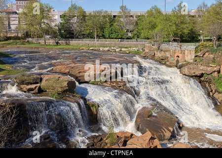 Die Wasserfälle und entfernten Gebäuden im Zentrum von Greenville, South Carolina Stockfoto