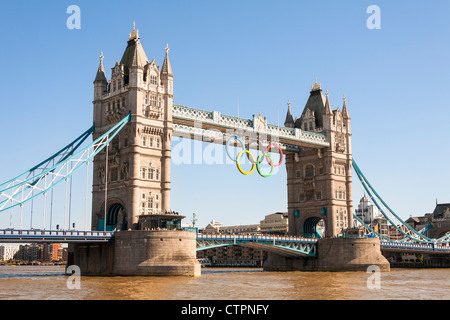 Tower Bridge, mit den Olympischen Ringen feiert den Olympischen Spielen 2012 in London, England Stockfoto