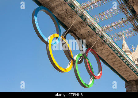 Die Olympischen Ringe, feiert die 2012 Olympischen Spiele, unterbrochen von der Tower Bridge, London, England Stockfoto