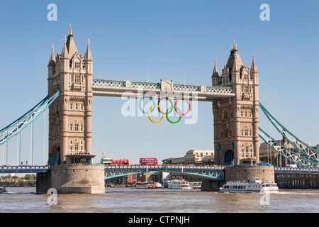 Tower Bridge, mit den Olympischen Ringen feiert den Olympischen Spielen 2012 in London, England Stockfoto