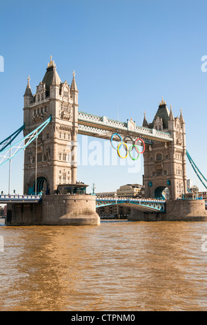 Tower Bridge, mit den Olympischen Ringen feiert den Olympischen Spielen 2012 in London, England Stockfoto