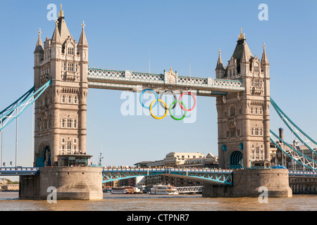 Tower Bridge, mit den Olympischen Ringen feiert den Olympischen Spielen 2012 in London, England Stockfoto