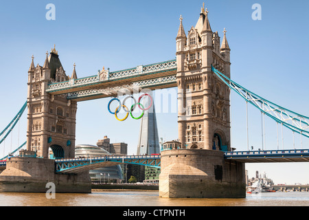 Tower Bridge, mit den Olympischen Ringen feiert den Olympischen Spielen 2012 in London, England Stockfoto