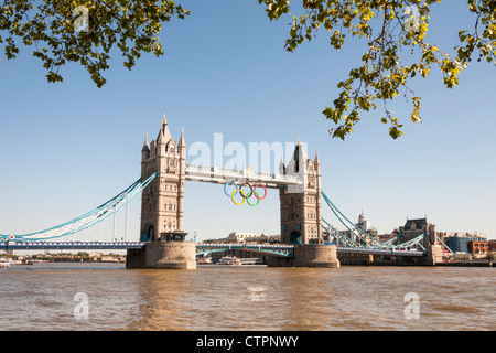 Tower Bridge, mit den Olympischen Ringen feiert den Olympischen Spielen 2012 in London, England Stockfoto