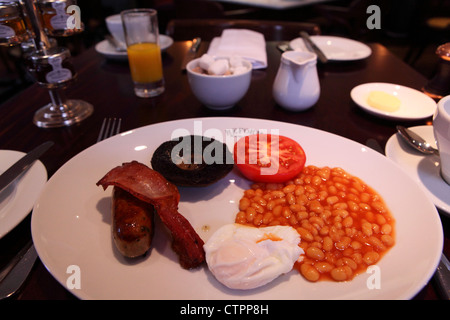 Ein typisches englisches gebratenes Frühstück serviert in London, England. Stockfoto