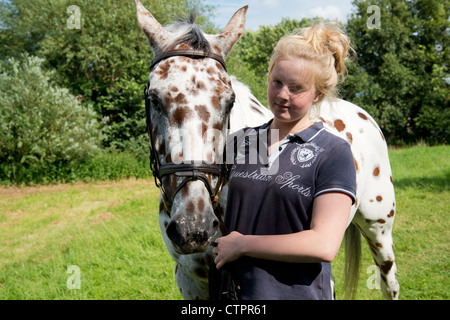 Teenager-Mädchen mit Appaloosa Pferd, Stanwell Moor, Surrey, England, Vereinigtes Königreich Stockfoto