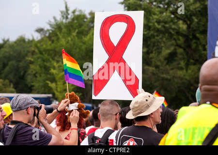 Ein Mann hält ein HIV AIDS Awareness ribbon Zeichen - 22. Juli 2012, Washington, DC USA Stockfoto