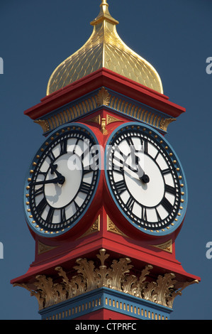 Der frisch gestrichene viktorianischen Jubilee Clock Tower auf Weymouth Strandpromenade wurde im Jahre 1887 anlässlich 50 Jahre der Herrschaft von Königin Victoria errichtet. Dorset, UK. Stockfoto