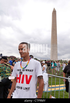 Ein Mann stand vor dem Washington Monument in Washington, DC, während AIDS Walk - 22. Juli 2012, Washington, DC USA Stockfoto