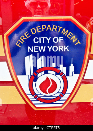 rot weiß blau & gold City New York Fire Department FDNY Logo auf der frisch gewaschenen Fire Rescue Truck Feuerwehrauto Manhattan Stockfoto