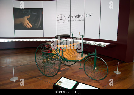 Benz Patent Motor Wagen 1886 auf dem Display an Mercedes-Benz Welt, Brooklands, Weybridge, Surrey, England, Vereinigtes Königreich Stockfoto