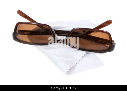 Schmutzige Sonnenbrille auf Mikrofaser-Tuch Stockfoto