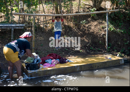 lokalen Dorf Frau Wäsche im Fluss Java Indonesien Stockfoto