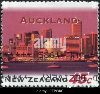 Neuseeland - ca. 1995: Zeigt eine Briefmarke gedruckt in Neuseeland, Auckland bei Nacht, ca. 1995 Stockfoto