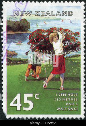 Neuseeland - ca. 1995: Eine Briefmarke gedruckt in Neuseeland, zeigt das Spiel des Golfs, das Feld von Waitangi (15 Löcher), ca. 1995 Stockfoto