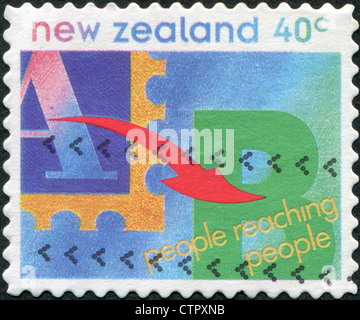 Eine Briefmarke gedruckt in Neuseeland, zeigt einen Pfeil aus dem Buchstaben "A", "B" und dem Motto "Menschen erreichen Menschen", ca. 1995 Stockfoto