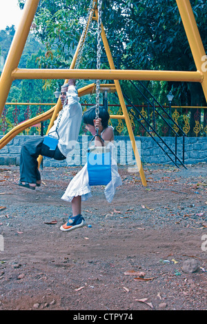 Mädchen spielen im Schulhof, Aaryan Schule, Pune, Maharashtra, Indien aktive Tätigkeit Architektur schön Schönheit Gebäude Campu Stockfoto