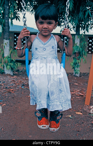 Mädchen spielen im Schulhof, Aaryan Schule, Pune, Maharashtra, Indien Stockfoto