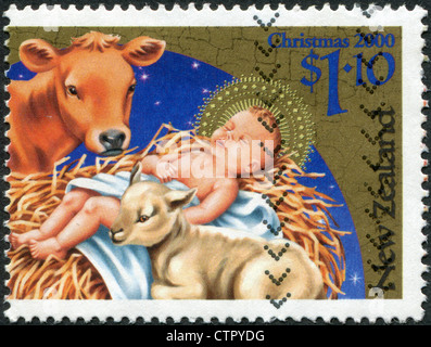 Neuseeland - CIRCA 2000: Widmet sich Weihnachten, Baby Jesus, Kuh, Lamm, circa 2000 zeigt eine Briefmarke gedruckt in Neuseeland, Stockfoto