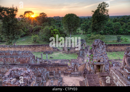Sonnenuntergang an den Ruinen der Tempel Pre Rup in Kambodscha Stockfoto