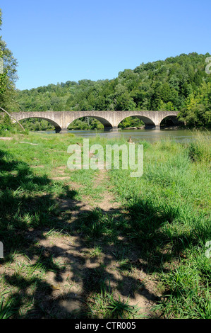 Gatliff Brücke oberhalb des Wasserfalls am Cumberland River in Cumberland Falls State Park, Kentucky Stockfoto