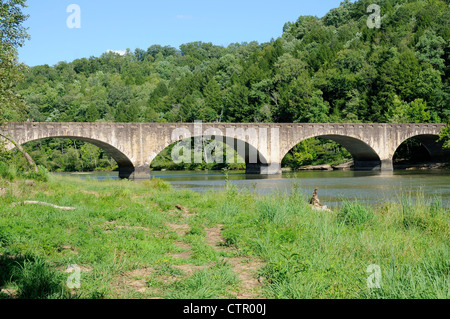 Gatliff Brücke oberhalb des Wasserfalls am Cumberland River in Cumberland Falls State Park, Kentucky Stockfoto