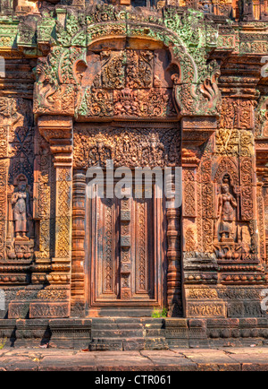 Wandschnitzereien am Banteay Srey Tempel Stockfoto