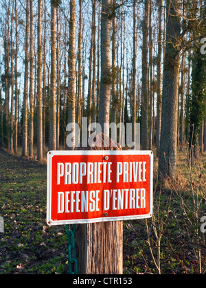 Französische Emaille-Schild "Propriete Privee / Défence d'Entrer"-Frankreich. Stockfoto