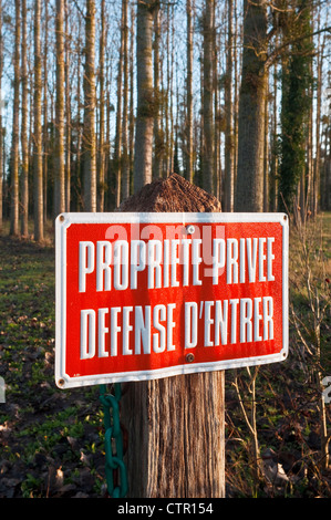 Französische Emaille-Schild "Propriete Privee / Défence d'Entrer"-Frankreich. Stockfoto