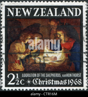 Eine Briefmarke gedruckt in Neuseeland, gewidmet der Weihnachtszeit zeigt die Anbetung des Heiligen Kindes von Gerard van Honthorst Stockfoto