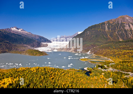 Luftaufnahme der Mendenhall Gletscher und das Besucherzentrum Mendenhall Gletscher, Juneau, Alaska Southeast, Herbst Stockfoto