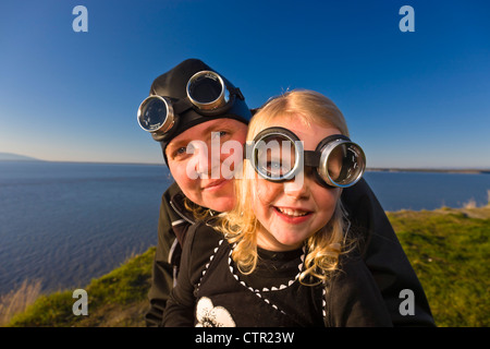 Mutter und Tochter tragen von Schutzbrillen und Reiten eine Vintage Vespa, PT. Woronzof, Cook Inlet, Anchorage, Alaska Yunan, Sommer Stockfoto