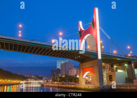 La Salve Brücke (Zubizuri Brücke in Ferne) in Bilbao, Baskenland, Spanien Stockfoto