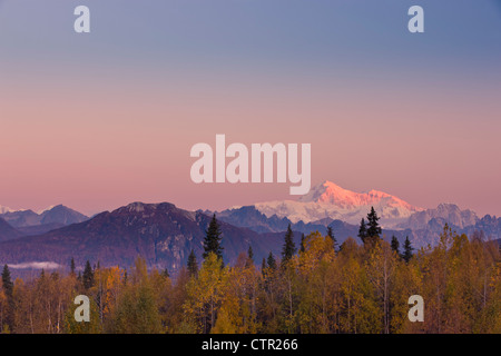 Panorama malerischen Sonnenaufgang auf Mt McKinley Alaska Range als gesehen Veterans Memorial im Denali State Park Yunan Alaska Herbst Stockfoto