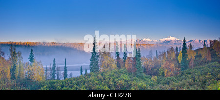 Die Morgensonne leuchtet auf Mount McKinley Alaska Range wie Nebel Chulitna River Tal fotografiert Denali Süden deckt Stockfoto