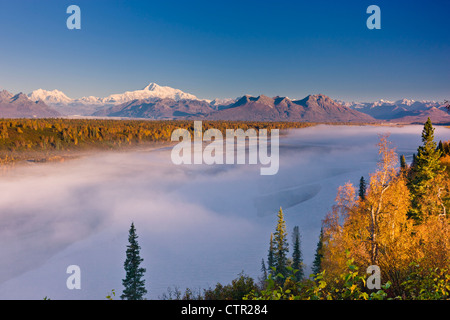Malerische Aussicht Morgennebel in Chulitna Flusstal Mt McKinley im Hintergrund Denali State Park Yunan Alaska Herbst Stockfoto